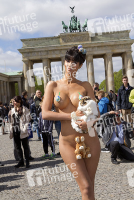 Micaela Schäfer posiert als Osterüberraschung, Berlin
