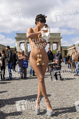 Micaela Schäfer posiert als Osterüberraschung, Berlin