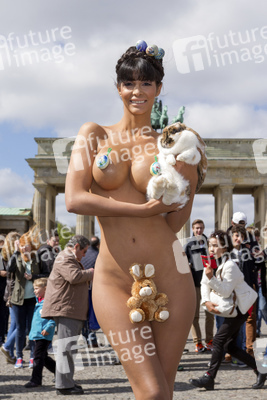 Micaela Schäfer posiert als Osterüberraschung, Berlin