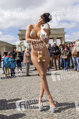 Micaela Schäfer posiert als Osterüberraschung, Berlin