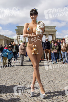 Micaela Schäfer posiert als Osterüberraschung, Berlin