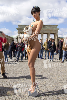 Micaela Schäfer posiert als Osterüberraschung, Berlin