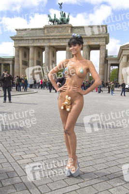 Micaela Schäfer posiert als Osterüberraschung, Berlin