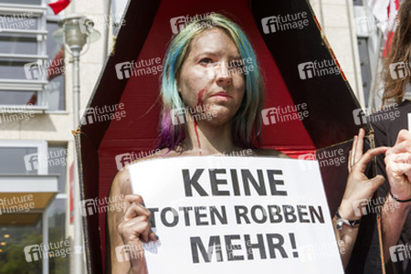 PETA Demonstration gegen das Robbenschlachten, Berlin
