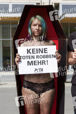 PETA Demonstration gegen das Robbenschlachten, Berlin