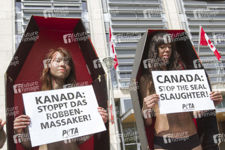 PETA Demonstration gegen das Robbenschlachten, Berlin