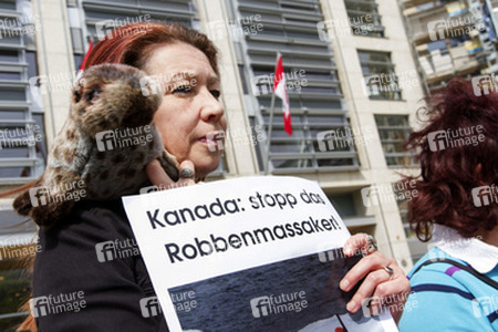 PETA Demonstration gegen das Robbenschlachten, Berlin