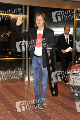 Paul McCartney am Flughafen, Tokio