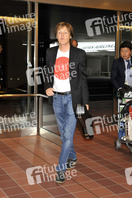 Paul McCartney am Flughafen, Tokio