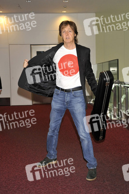 Paul McCartney am Flughafen, Tokio