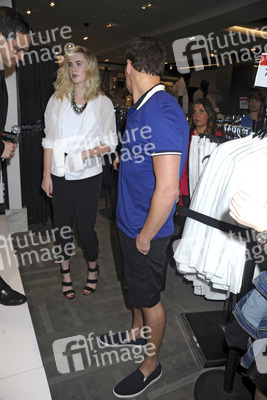 Ryan Lochte und Ireland Baldwin im Macy's Herald Square, New York