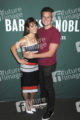 Lea Michele signiert ihr Buch 'Brunette Ambition', New York