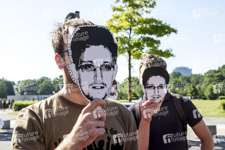 Piraten-Aktion im Rahmen der Demonstration des Aktionsbündnisses 'Snowden nach Berlin', Berlin