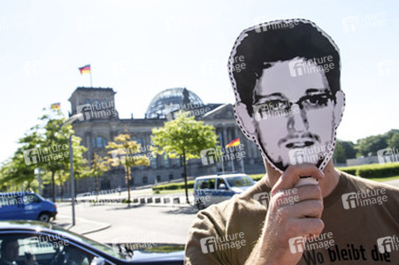 Piraten-Aktion im Rahmen der Demonstration des Aktionsbündnisses 'Snowden nach Berlin', Berlin