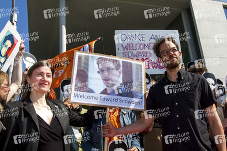 Piraten-Aktion im Rahmen der Demonstration des Aktionsbündnisses 'Snowden nach Berlin', Berlin