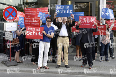 Demonstrationen während der TV-Talksendung 'Wie geht's, Europa?', Berlin