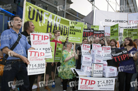 Demonstrationen während der TV-Talksendung 'Wie geht's, Europa?', Berlin