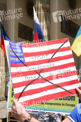 Organisation 'Staatenlos' veranstaltet Friedensdemo, Berlin
