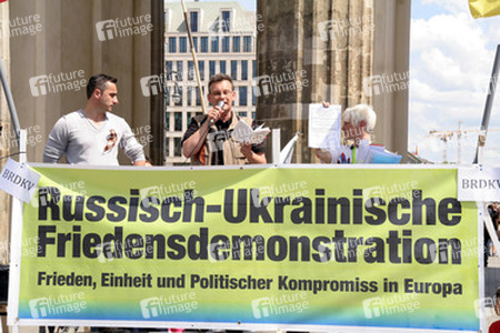 Organisation 'Staatenlos' veranstaltet Friedensdemo, Berlin