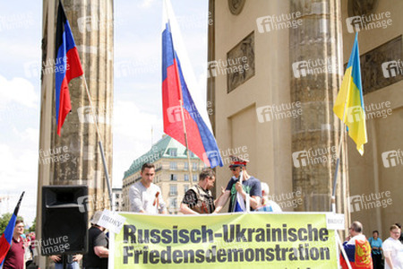 Organisation 'Staatenlos' veranstaltet Friedensdemo, Berlin