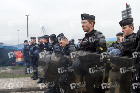 Französische Polizei räumt Flüchtlingslager bei Calais