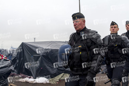 Französische Polizei räumt Flüchtlingslager bei Calais