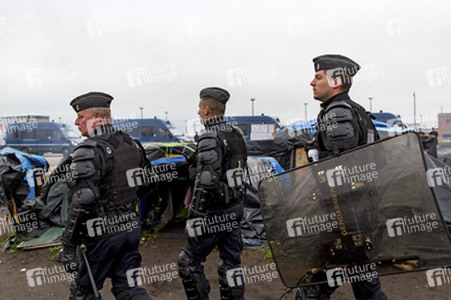 Französische Polizei räumt Flüchtlingslager bei Calais