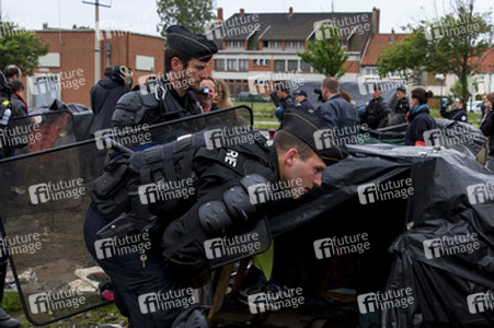 Französische Polizei räumt Flüchtlingslager bei Calais