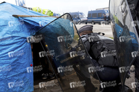 Französische Polizei räumt Flüchtlingslager bei Calais