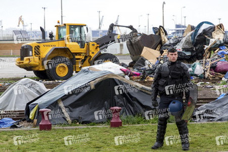 Französische Polizei räumt Flüchtlingslager bei Calais