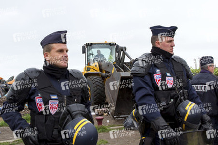 Französische Polizei räumt Flüchtlingslager bei Calais