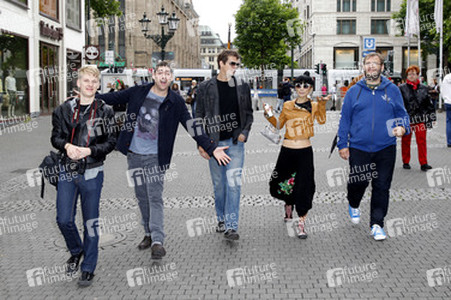 Bai Ling mit Entourage in Düsseldorf