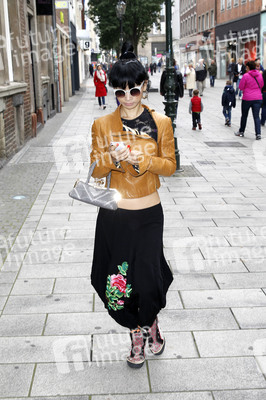 Bai Ling mit Entourage in Düsseldorf