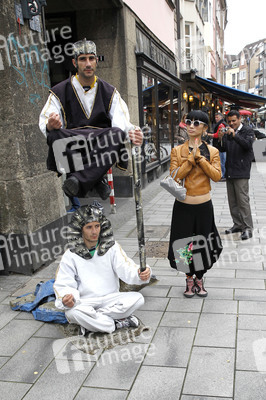 Bai Ling mit Entourage in Düsseldorf