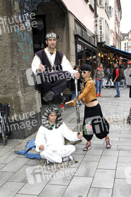Bai Ling mit Entourage in Düsseldorf
