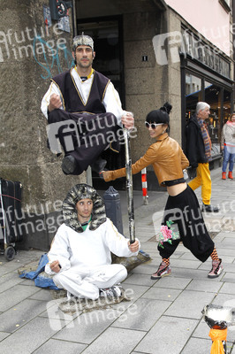 Bai Ling mit Entourage in Düsseldorf