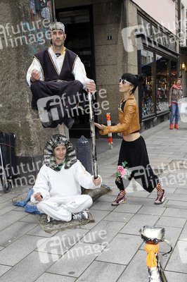 Bai Ling mit Entourage in Düsseldorf