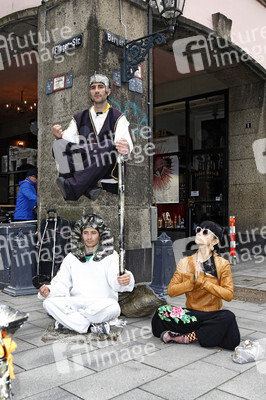 Bai Ling mit Entourage in Düsseldorf