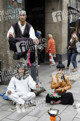Bai Ling mit Entourage in Düsseldorf
