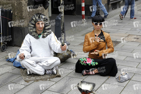 Bai Ling mit Entourage in Düsseldorf