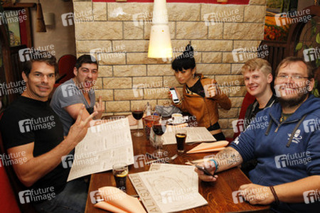 Bai Ling mit Entourage in Düsseldorf