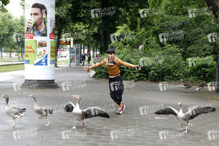 Bai Ling mit Entourage in Düsseldorf