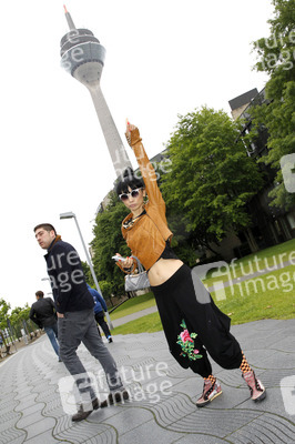 Bai Ling mit Entourage in Düsseldorf