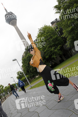 Bai Ling mit Entourage in Düsseldorf