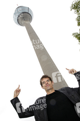 Bai Ling mit Entourage in Düsseldorf