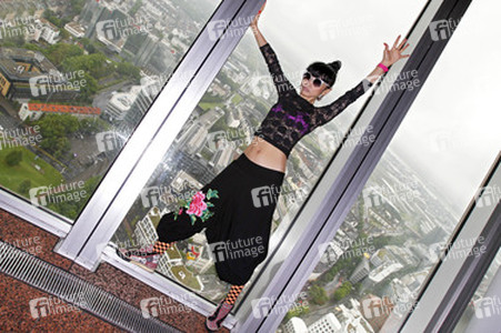 Bai Ling mit Entourage in Düsseldorf