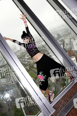 Bai Ling mit Entourage in Düsseldorf