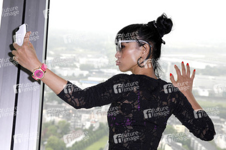 Bai Ling mit Entourage in Düsseldorf