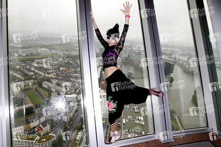 Bai Ling mit Entourage in Düsseldorf