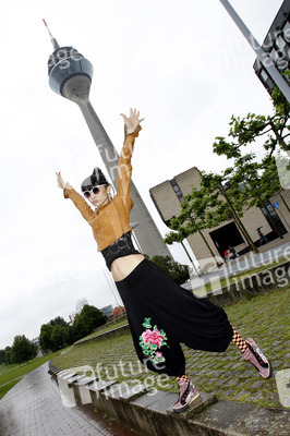 Bai Ling mit Entourage in Düsseldorf